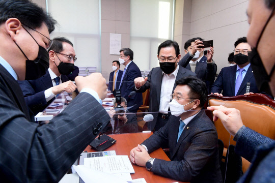 8일 서울 여의도 국회에서 열린 법제사법위원회 전체회의에서 고위공직자범죄수사처(공수처)법 개정안 등이 통과되자 주호영 국민의힘 원내대표와 법사위 국민의힘 간사인 김도읍 의원 등이 윤호중 위원장에게 항의하고 있다.    연합뉴스